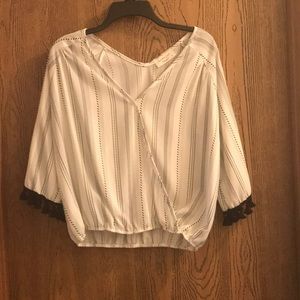 Super cute patterned black & white blouse